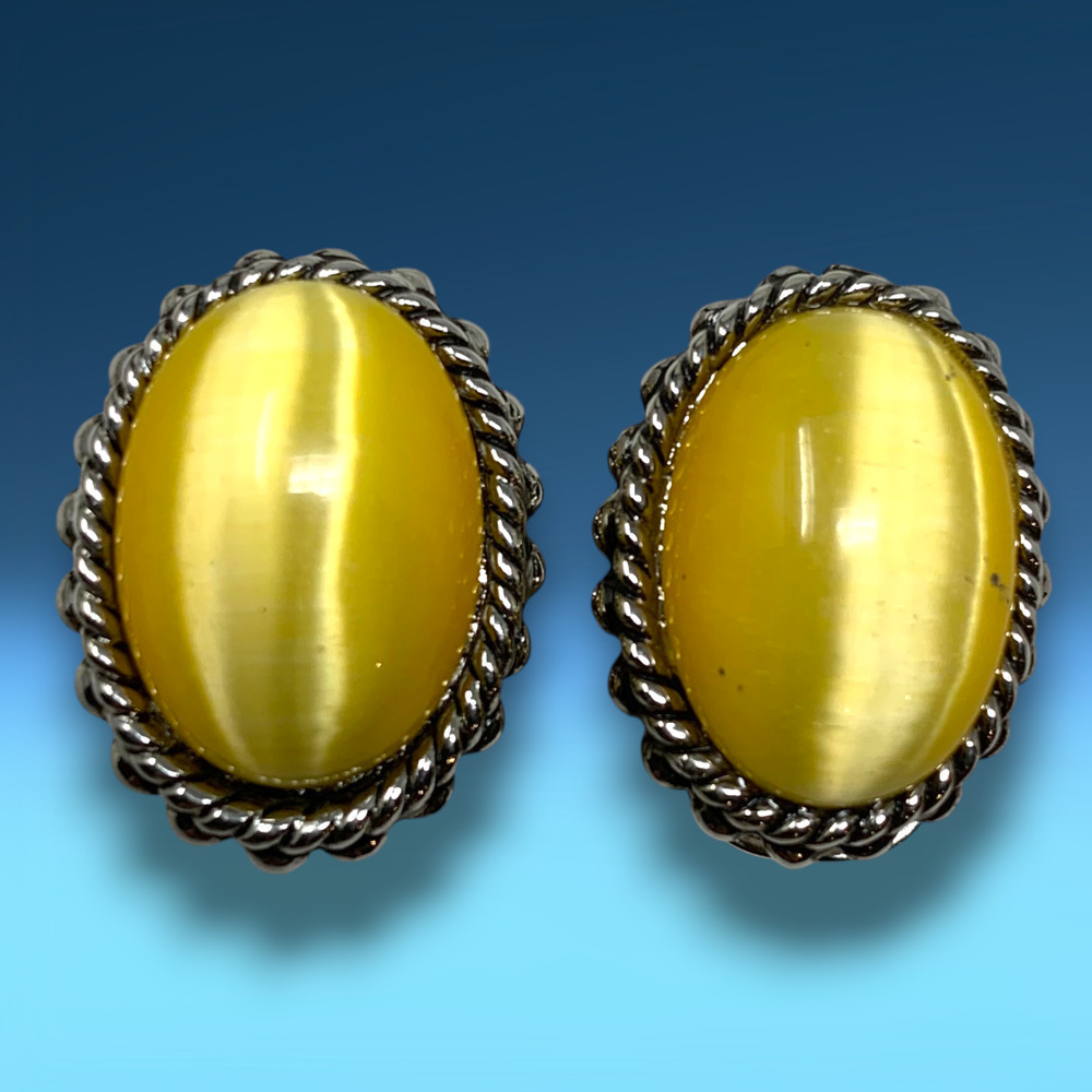 Vintage 1980's Oval Gold Acrylic Rope Frame Earrings Clip On Couture Runway